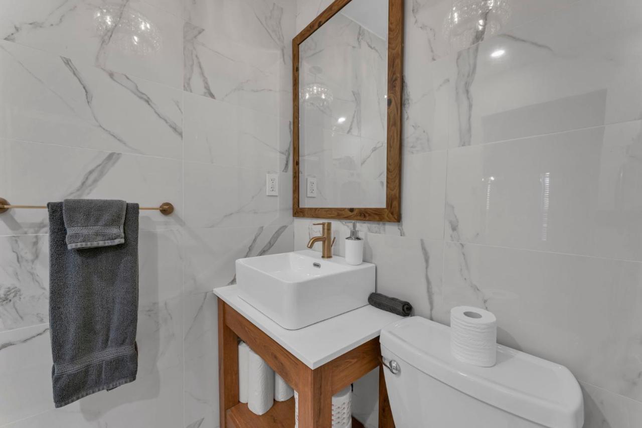 Amazing Fully Renovated Apartment On Queen St. Toronto Exterior foto