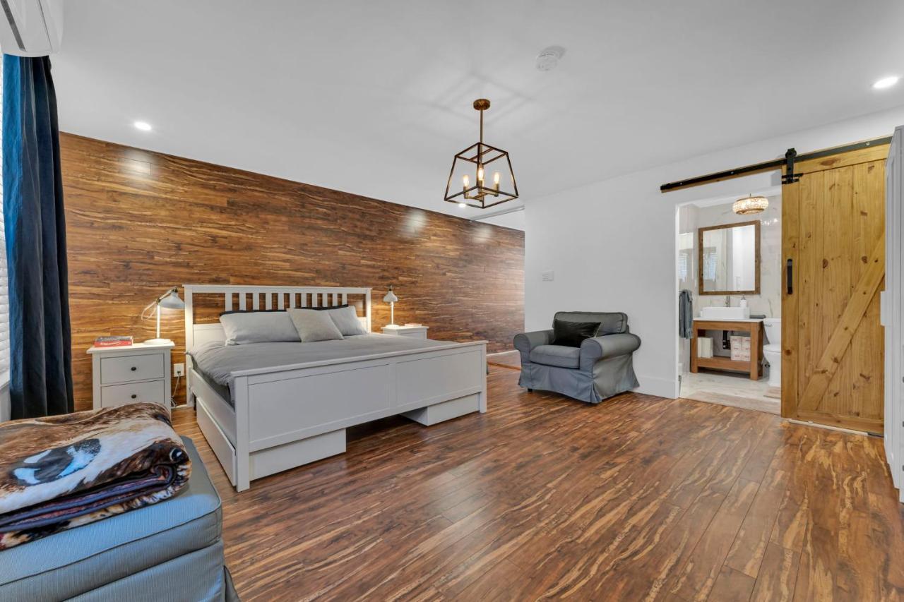 Amazing Fully Renovated Apartment On Queen St. Toronto Exterior foto