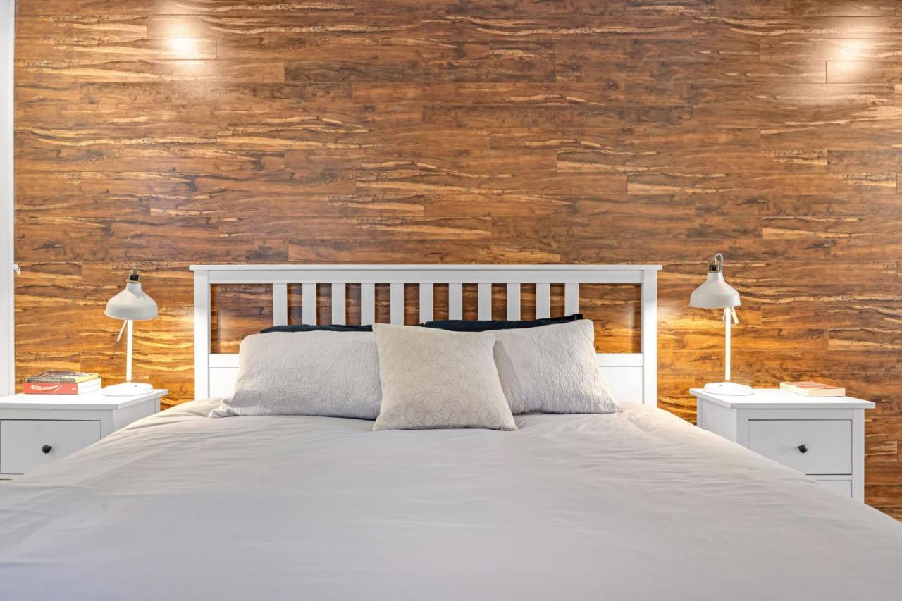 Amazing Fully Renovated Apartment On Queen St. Toronto Exterior foto