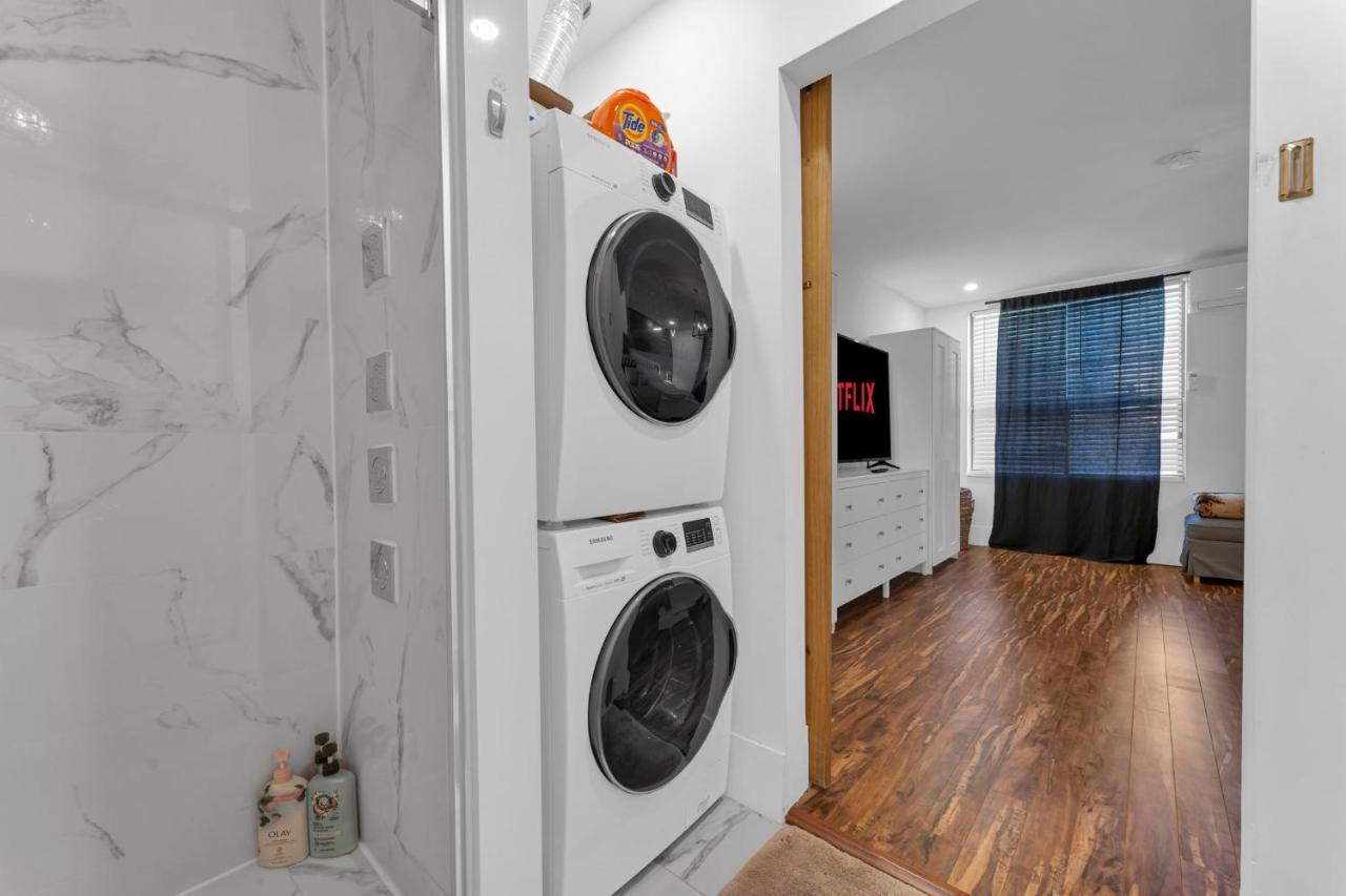 Amazing Fully Renovated Apartment On Queen St. Toronto Exterior foto
